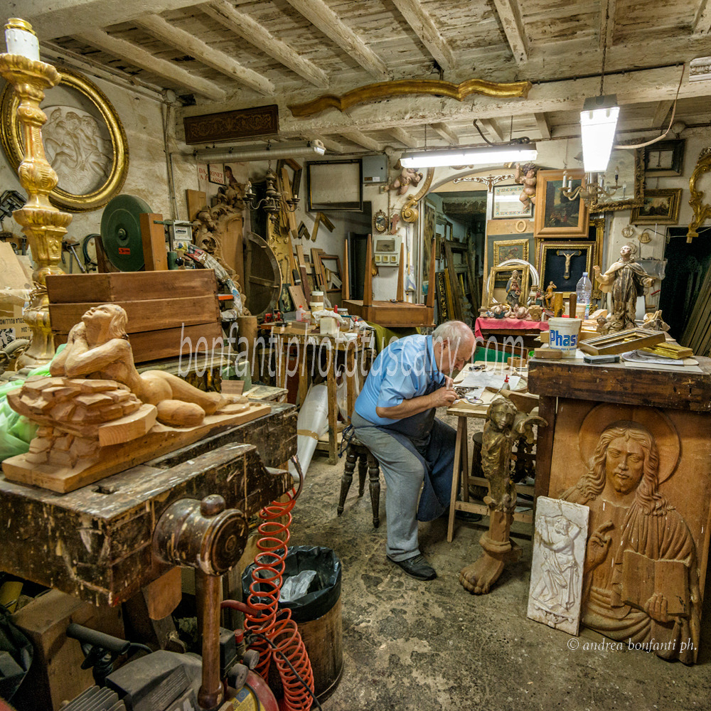 andrea bonfanti ph © craftsman workshop in Santo Spirito district andrea bonfanti ph © craftsman workshop in Santo Spirito district