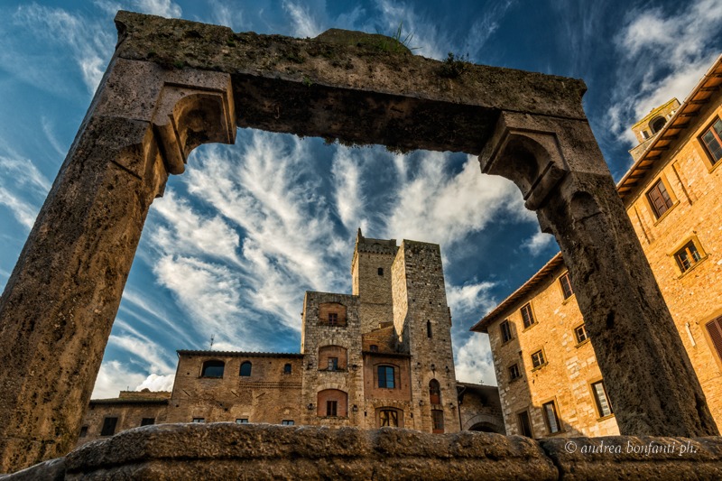 Guided Tours in San Gimignano with Isabelle - Towers in Cistern Square  © Andrea Bonfanti photographer 