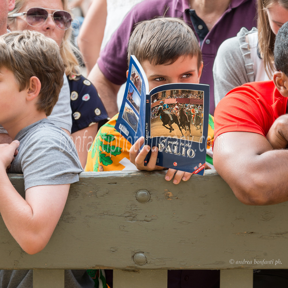 andrea bonfanti ph © Young spectator at the Palio