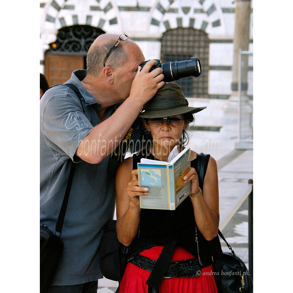 andrea bonfanti ph © unusual tripod in the Siena Piazza del Duomo