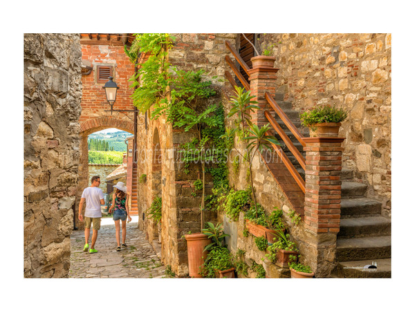 turisti in un vicolo di montefioralle.jpg